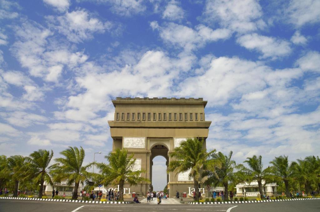 A Pousada Reddoorz Syariah Near Lapangan Pancasila Simpang Lima Semarang Exterior foto